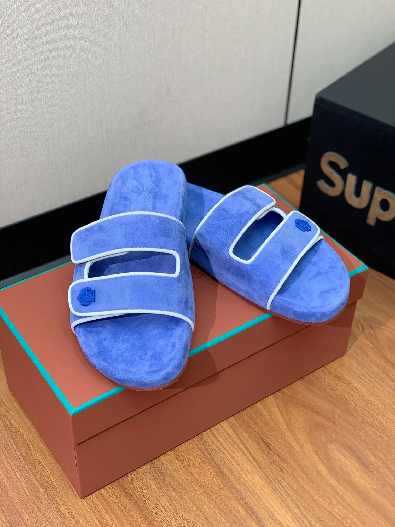 【LP】P:600💰 Size: 39-46 (45.46 can be customized) 【Loro Piana】LP men's slippers. Italian top cashmere is retro, elegant, low-key and luxurious. Both fashionable and practical, the leather is still of the highest quality in the entire network. The upper is silky and smooth. Wear-resistant and highly elastic beef tendon bottom.